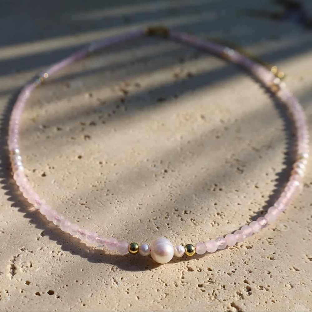 🌸 necklace ,hand strung rose quartz and pearl 
gold glass bead spacers 🌸
